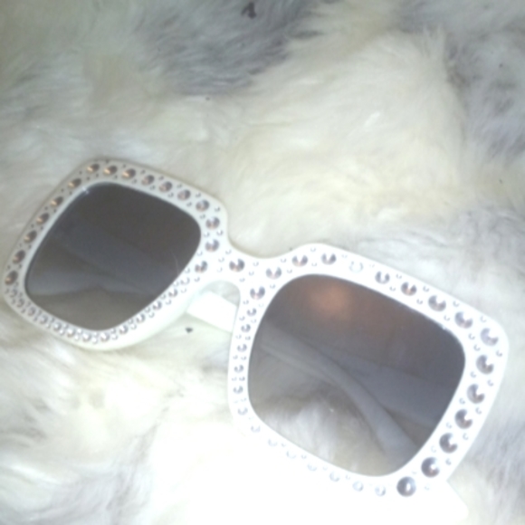 "Foster Grant" Little Girl's Yasmin Silver Dimple White  Square Frame Sunglasses - Picture 1 of 4